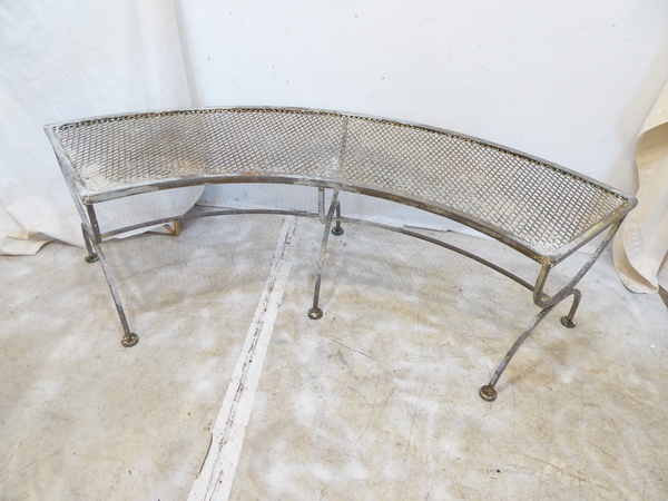 Saltarini Curved Iron Bench